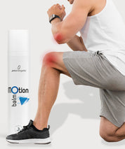 Sportlicher Mann kniet in Trainingsposition; Knie und Ellenbogen sind rot markiert zur Hervorhebung beanspruchter Gelenke. Daneben steht der „Motion Balm“ von proenergetic – Pflegebalsam zur Unterstützung von Beweglichkeit und Regeneration nach körperlicher Belastung.