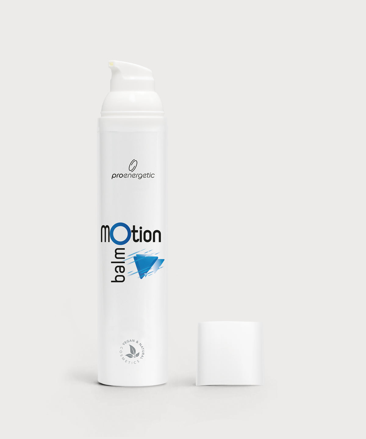 Aufrecht stehende Pumptube „Motion Balm“ von proenergetic in Weiß mit blauem Motion-Symbol; abgenommener Schutzdeckel liegt daneben auf hellem, neutralem Hintergrund.