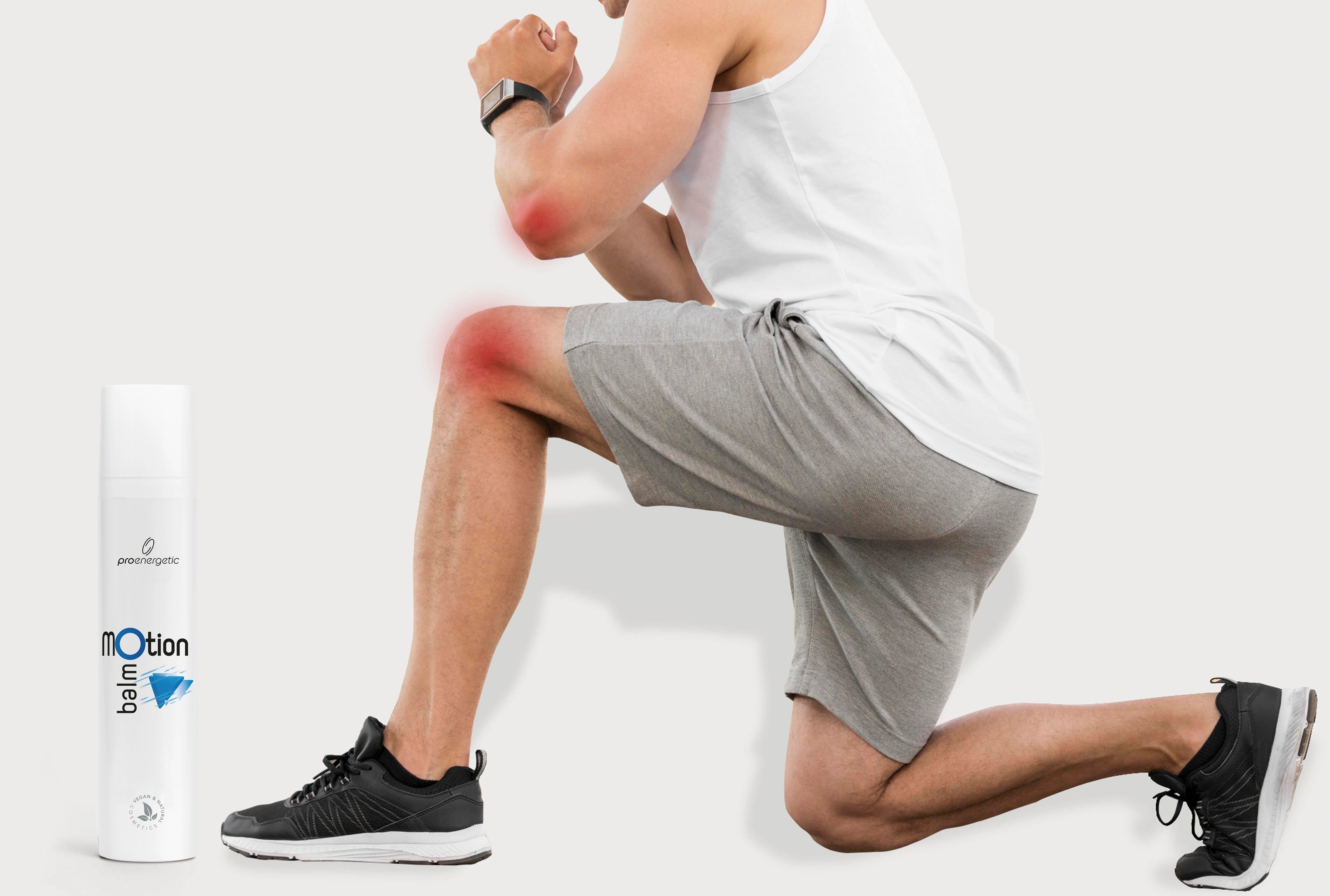 Sportlich gekleideter Mann in Ausfallschritt-Position; Knie und Ellenbogen sind rot markiert als beanspruchte Gelenkbereiche. Links daneben steht die weiße „Motion Balm“-Pumptube von proenergetic vor hellem Hintergrund.