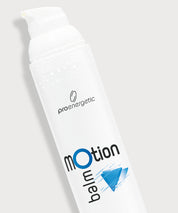 Schräg liegende Pumptube „Motion Balm“ von proenergetic in Nahaufnahme; weißes Design mit blauem Motion-Symbol, Pumpkopf sichtbar, feine Wassertropfen auf der Oberfläche vor hellem, neutralem Hintergrund.