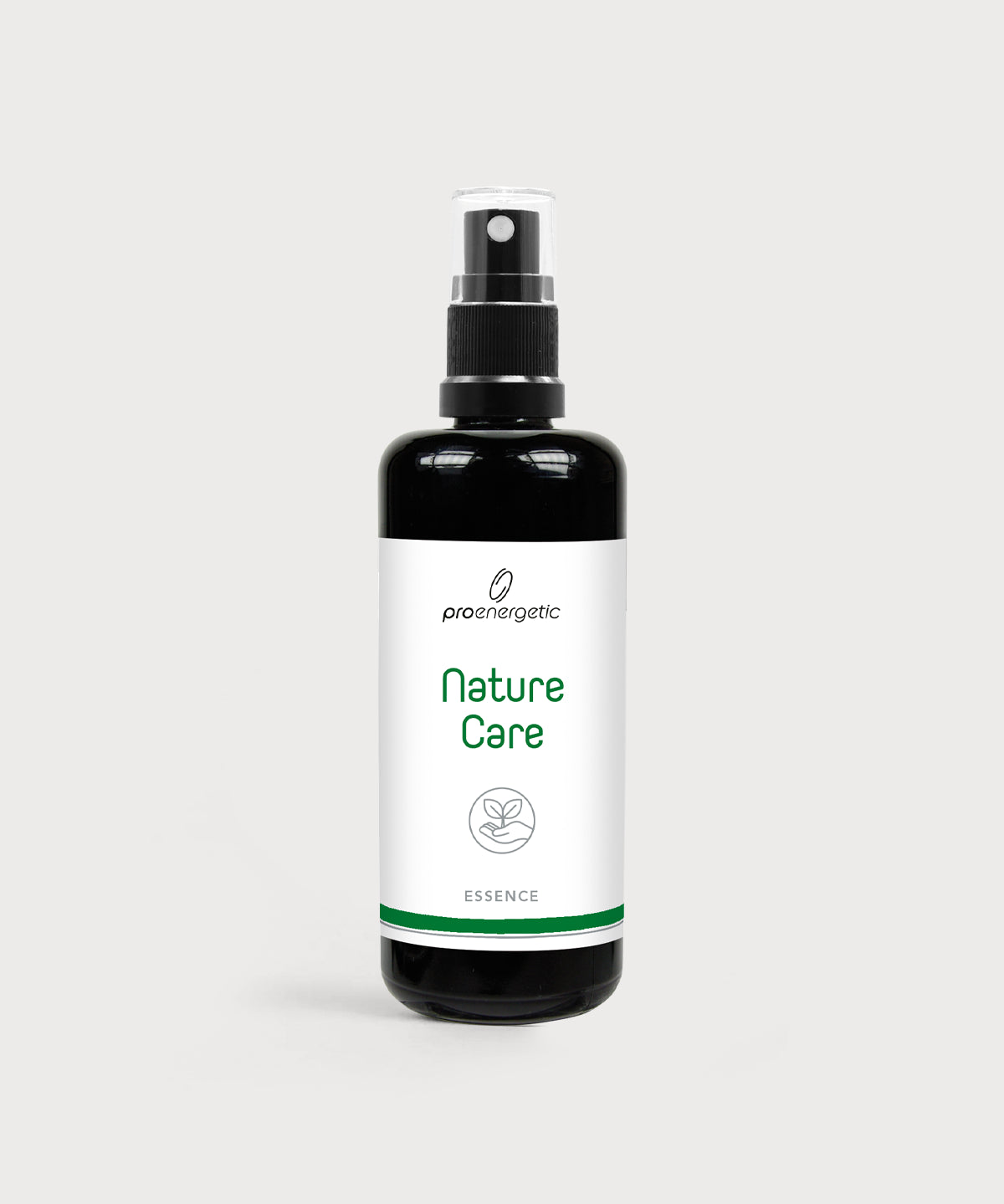 Dunkle Glasflasche mit Sprühkopf und Aufschrift Nature Care Essence auf hellem Hintergrund.
