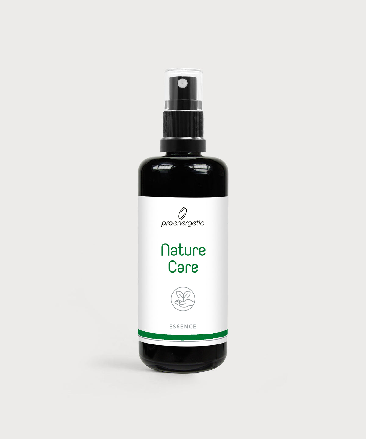 Dunkle Glasflasche mit Sprühkopf und Aufschrift Nature Care Essence auf hellem Hintergrund.