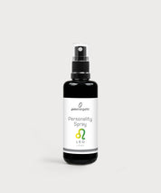 Schwarze Glasflasche Personality Spray Löwe von ProEnergetic mit Pumpsprühkopf und weißem Etikett.