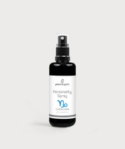 Schwarze Glasflasche Personality Spray Steinbock von ProEnergetic mit Pumpsprühkopf und weißem Etikett.