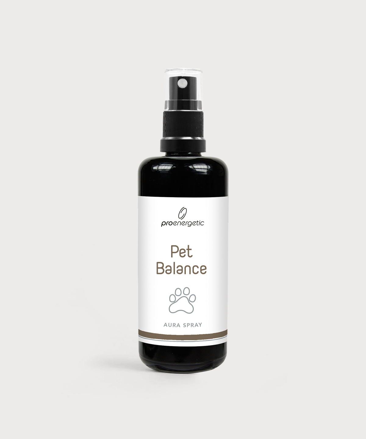 Schwarze Sprühflasche „Pet Balance“ Aura Spray von proenergetic mit weißem Etikett und Pfoten-Symbol, freigestellt vor hellem, neutralem Hintergrund. Minimalistische Produktdarstellung mit klarem Fokus auf Flasche und Beschriftung.