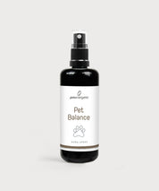 Schwarze Sprühflasche „Pet Balance“ Aura Spray von proenergetic mit weißem Etikett und Pfoten-Symbol, freigestellt vor hellem, neutralem Hintergrund. Minimalistische Produktdarstellung mit klarem Fokus auf Flasche und Beschriftung.