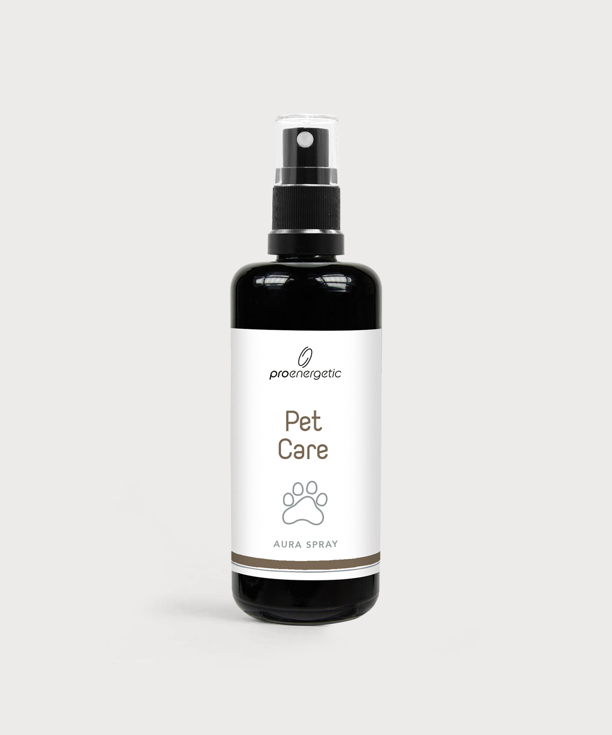 Schwarze Sprühflasche „Pet Care“ Aura Spray von proenergetic auf hellem Hintergrund. Minimalistisches Produktfoto mit weißem Etikett, Pfoten-Symbol und schwarzem Sprühkopf, frontal zentriert dargestellt.