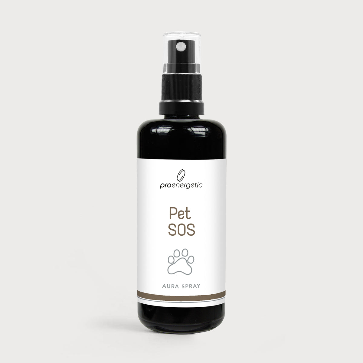 Schwarze Sprayflasche „Pet SOS“ Aura Spray von proenergetic vor hellem, neutralem Hintergrund. Weiße Etikette mit Pfoten-Symbol und der Aufschrift „Pet SOS“, schwarzer Sprühkopf mit transparenter Schutzkappe.