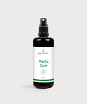 Schwarze Sprühflasche „Plants Care“ von proenergetic mit weiß-grünem Etikett vor hellem Hintergrund.