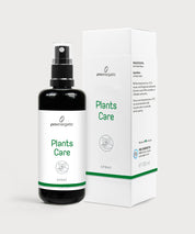 Schwarze Sprühflasche „Plants Care“ von proenergetic mit weiß-grünem Etikett neben passender weißer Produktverpackung vor hellem Hintergrund.