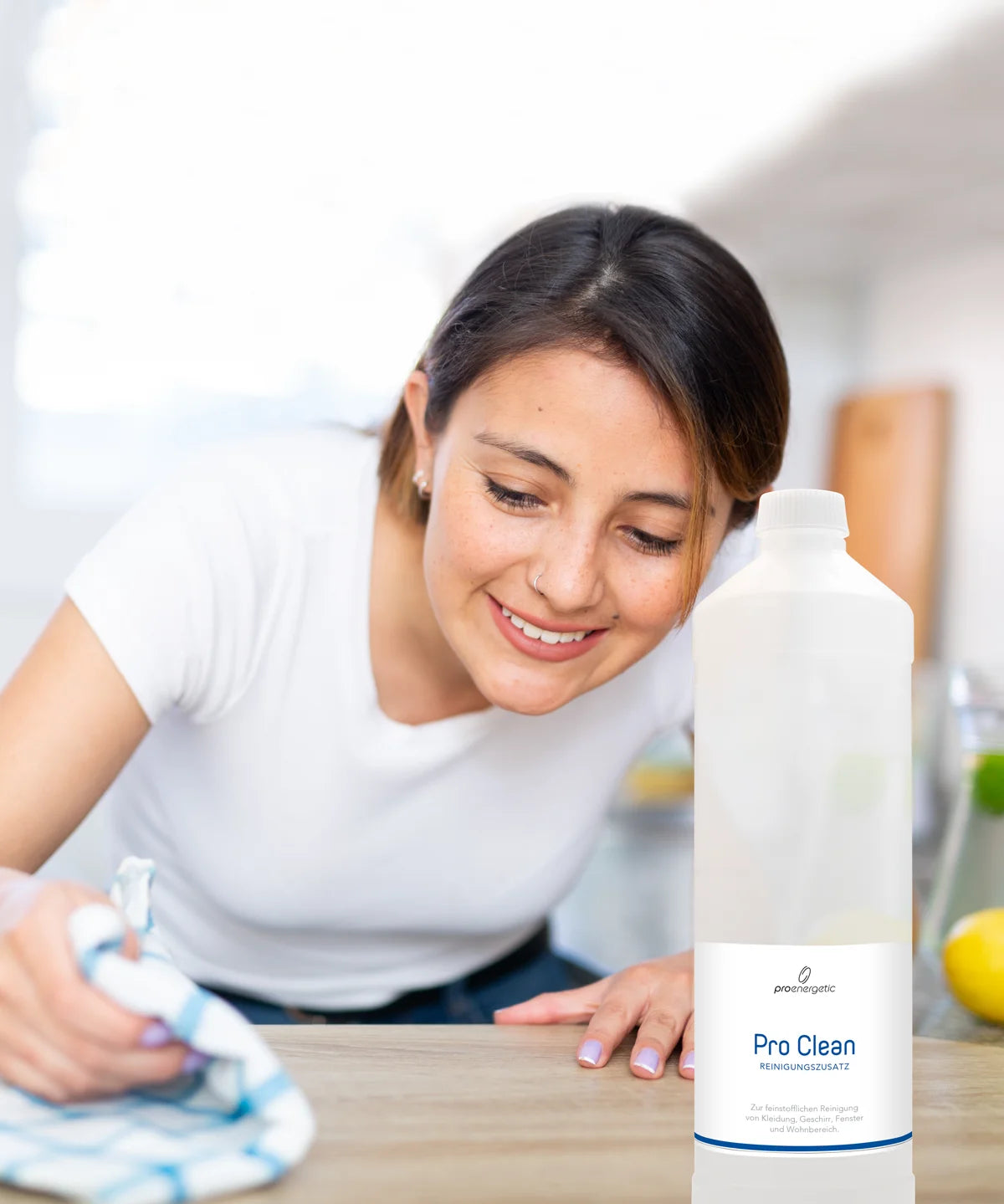 Person wischt eine Arbeitsfläche mit Tuch, daneben steht die Pro Clean Flasche im Lebensraum