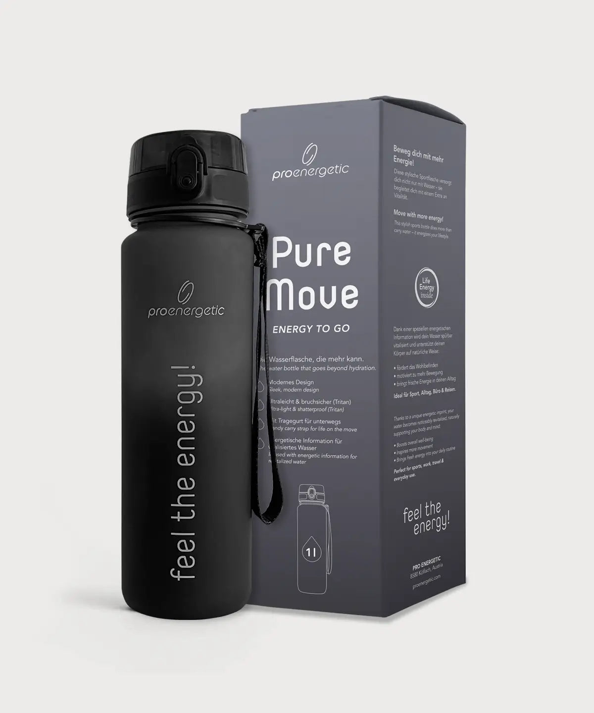 Pure Move Trinkflasche in schwarzer Ausführung mit Klappverschluss und Trageschlaufe, daneben graue Produktverpackung auf hellem Hintergrund