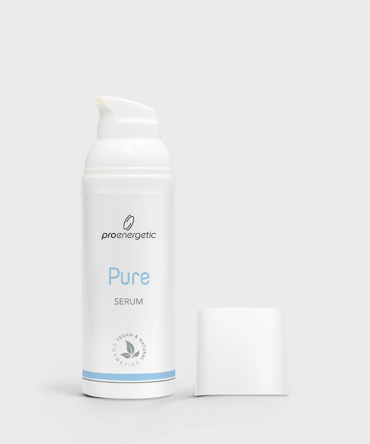Geöffnete weiße Pumpflasche „Pure Serum“ von proenergetic mit abgenommenem Deckel daneben, freigestellt vor hellem, neutralem Hintergrund.