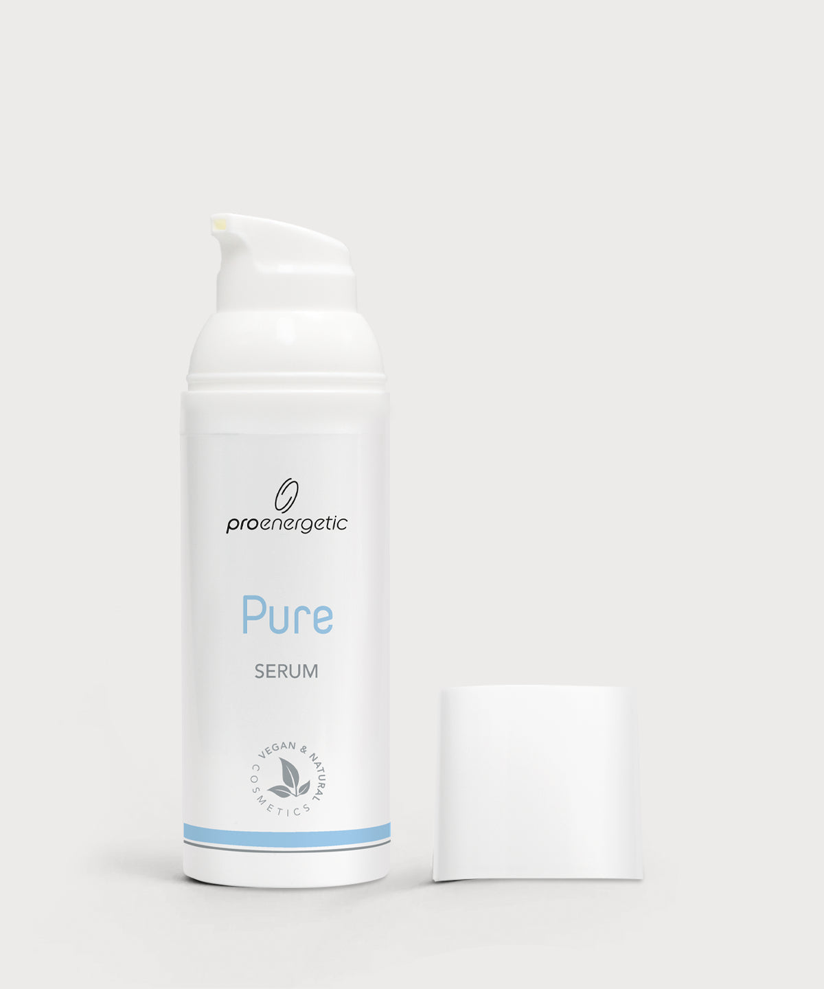 Geöffnete weiße Pumpflasche „Pure Serum“ von proenergetic mit abgenommenem Deckel daneben, freigestellt vor hellem, neutralem Hintergrund.