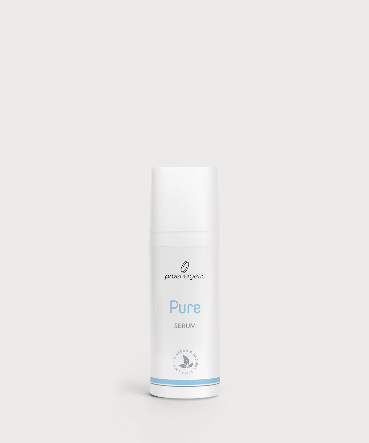 Weiße Pumpflasche „Pure Serum“ von proenergetic auf hellem, neutralem Hintergrund; minimalistisches Produktfoto mit blauer Akzentlinie.