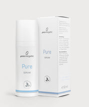 Weiße Pumpflasche „Pure Serum“ von proenergetic neben passender Produktverpackung, beide freigestellt vor hellem Hintergrund; minimalistisches Design mit hellblauer Akzentlinie und der Aufschrift „Pure Serum“.