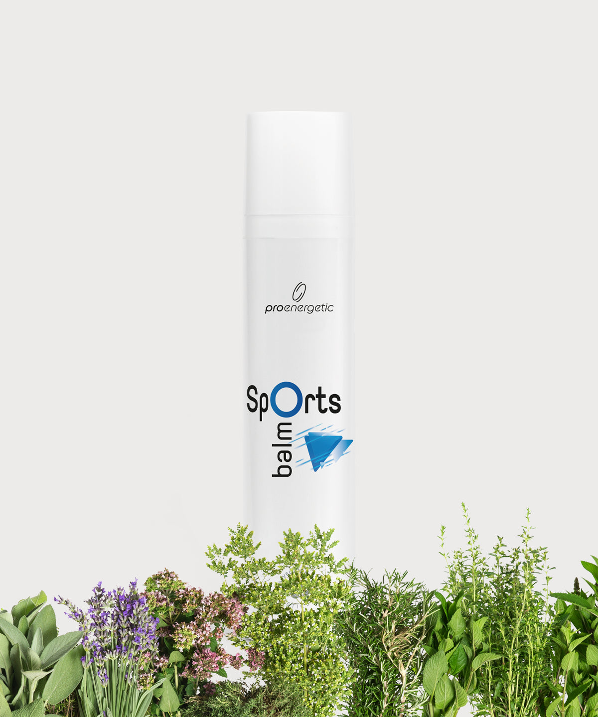 Weiße Pumptube „Sports Balm“ mit blauem Logo, vor grünen Kräutern und Pflanzen, freigestellt auf hellem Hintergrund.