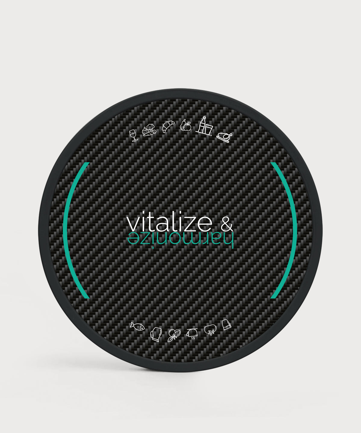 Vita Plate Rückseite in runder Form mit schwarzer Carbonoptik, Schriftzug „vitalize & harmonize“ und Symbolreihe auf hellem Hintergrund