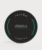 Vita Plate Rückseite in runder Form mit schwarzer Carbonoptik, Schriftzug „vitalize & harmonize“ und Symbolreihe auf hellem Hintergrund