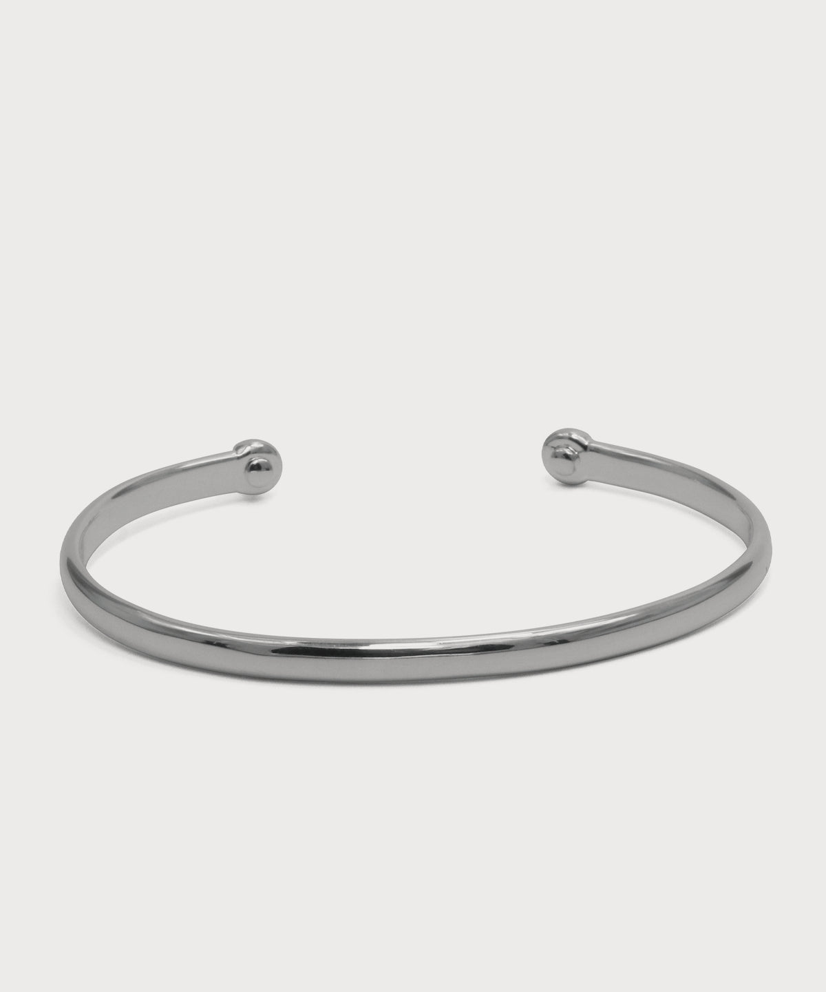 Silberfarbener Vitality Bangle Armreif mit offenem Design auf hellem Hintergrund