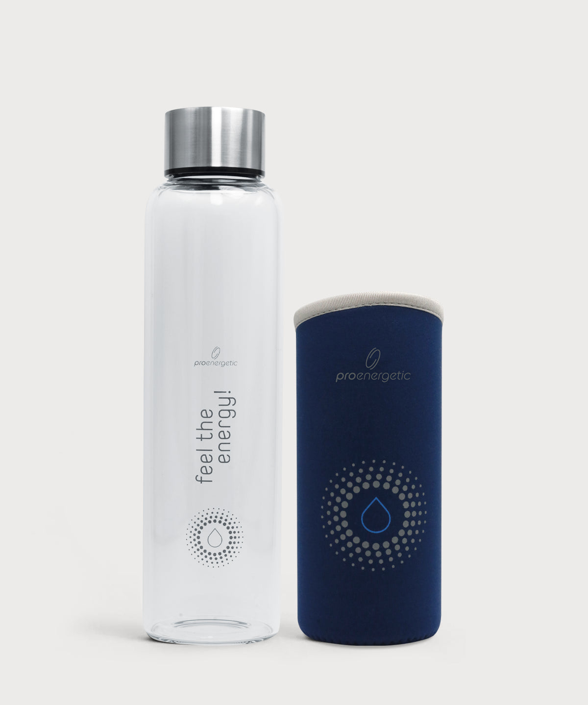 Water Vitalizer Glastrinkflasche mit Edelstahlverschluss neben abnehmbarer dunkelblauer Schutzhülle mit Tropfensymbol auf hellem Hintergrund